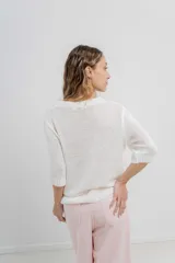 Buzo de punto liviano color negro, de diseño oversize con cuello redondo y mangas 3/4. Presenta terminaciones acanaladas en cuello, puños y cintura.