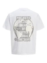 Camiseta blanca de manga corta y cuello redondo con calce holgado. Estampa en goma en la espalda con texto y gráfico del planeta tierra.