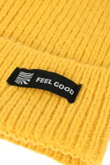 Gorro tejido en color lila, ideal para complementar outfits de invierno.