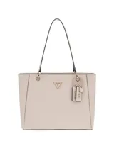 Cartera tipo tote Guess modelo Noelle, tamaño mediano, color beige con textura saffiano, doble asa de hombro, dije con logo y llavero con candado y logo 1981.