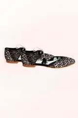 Bailarinas con base de rejilla y piezas de animal print a contraste plata y negro. Cordón redondo beige con borla a juego.