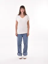 Remera rosa de corte recto, con cuello en V y mangas cortas con dobladillo.