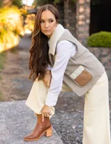 Bota corta de cuero vacuno color marrón, con elásticos laterales, taco de madera y punta fina.