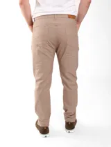 Pantalón clásico color beige, con corte recto y diseño atemporal.
