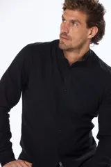 Camisa negra de lino con cuello mao y manga larga.