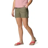 Short color verde oliva, con tecnología Omni-Shield™ repelente al agua y a las manchas, trabillas para cinturón, bolsillos para las manos, bolsillo de seguridad con cremallera, bolsillo posterior con cierre de velcro, detalle de refuerzo, trabilla multiusos, tiro medio y bolsillo sin cierre.