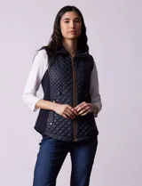 Chaleco capitoneado azul marino, marca Gallery. Con cierre central, bolsillos frontales con cierre, laterales elastizados y forro interno a tono.