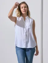Camisa blanca sin mangas, de lino, con cuello clásico, escote en V, cierre frontal con botones y bolsillo en el pecho.