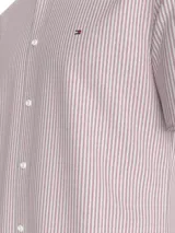 Camisa de manga corta con cuello abotonado y diseño a rayas verticales en tonos rosa y blanco.