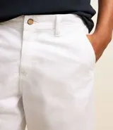 Bermuda masculina de sarga color rosado, con corte recto y bolsillos laterales.