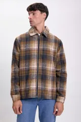 Sobrecamisa a cuadros color tostado con cierre frontal y cuello camisero.