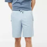 Bermudas deportivas de chándal color azul claro, de corte recto y largo a la rodilla.