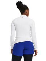 Remera deportiva blanca de manga larga con cuello alto y logo de Under Armour en el cuello.