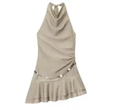 Minivestido color beige con rayas horizontales, escote halter y falda irregular con volados. Presenta detalle de cadena con apliques circulares a la altura de la cadera y frunce lateral.