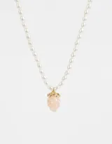 Cadena corta de perlas sintéticas color crema con dije de frutilla rosa y detalles dorados.