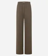 Pantalón largo marrón de corte recto, confeccionado en tejido de punto acanalado con cintura elástica ancha y superficie texturizada.