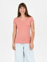 Remera de manga corta color crema, con cuello redondo.