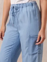 Pantalón cargo de lyocell color celeste, marca Zac & Rachel. Tiene pretina ancha elastizada con lazo, bolsillos laterales y corte wide.