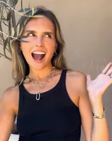 Collar plateado con eslabones grandes de metal con forma irregular.