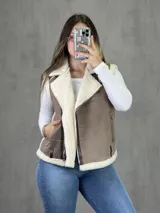 Chaleco corto de color visón con interior de corderito y cierre frontal, diseñado para proporcionar calidez.