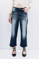 Jean de corte oxford tiro alto, de denim azul con elastano, lavado con localizado y bigotes.