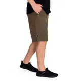 Short color verde militar, con cierre de cremallera y botón, bolsillos laterales y traseros.
