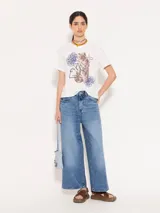 Remera blanca de algodón pima con estampado de un tigre y flores.