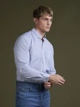 Camisa celeste con microestampado de rombos blancos, de corte clásico, manga larga y cuello abotonado.