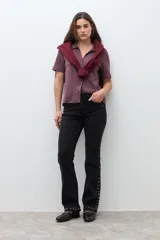 Camisa de manga corta color ciruela, con cuello polo y botones frontales.