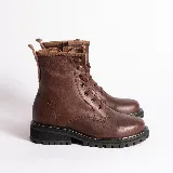 Borcego acordonado de cuero color marrón con suela track negra.