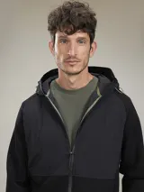 Campera negra con capucha, cierre frontal y bolsillos laterales con cierre.