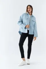 Sobrecamisa celeste con bolsillos frontales con solapa y cierre con botones.
