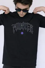 Remera negra de calce amplio con estampado frontal en tipografía gótica blanca y una estrella de seis puntas morada debajo.
