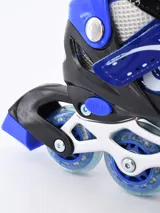 Par de patines en línea ajustables, con bota de caña alta en colores azul, blanco y negro.