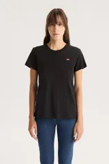 Remera negra de algodón con calce estándar y logo de Levi's bordado en el pecho.