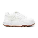 Zapatillas deportivas blancas con detalle en suela color marrón, diseño cómodo y versátil.