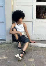 Pantalón capri a rayas verticales en tonos pastel, confeccionado en gabardina elastizada.