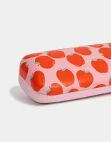 Estuche rígido para anteojos con estampado de manzanas rojas sobre fondo rosa y base con glitter.