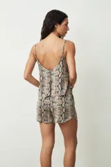 Short negro de tiro alto con cordón ajustable en la cintura y bolsillos laterales. Presenta un corte holgado y ruedos redondeados.