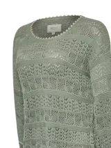 Sweater de punto calado color verde salvia, con cuello redondo y mangas largas acampanadas.