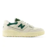 Championes New Balance 550 color crema con detalles en verde, confeccionados en cuero y malla.
