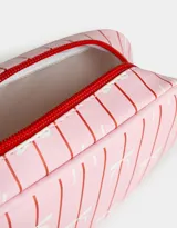 Cartuchera de PU color rosa con estampado de rayas verticales rojas y moños blancos. Tiene cierre superior con tiracierre metálico en forma de moño.