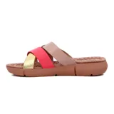 Sandalias bajas con plataforma marrón y tiras cruzadas en colores rosa, dorado y beige.