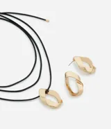 Conjunto de collar con cordón negro y dije dorado con forma de aro retorcido, y aros dorados con forma de aro retorcido.