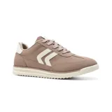 Championes deportivos Via Marte color visón con detalles en blanco. Presentan cordones y suela de goma.