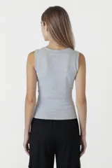 Musculosa blanca de algodón con cuello redondo y corte ajustado.
