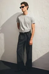 Remera gris de algodón pima, corte ajustado, cuello redondo y mangas cortas.