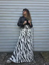 Pantalón palazzo de tiro alto con estampado animal print cebra en blanco y negro.