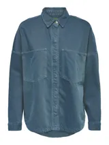 Camisa azul denim de manga larga con dos bolsillos frontales con botón.