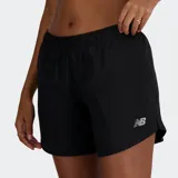 Short deportivo negro de 5 pulgadas, tejido y con tecnología NB DRY que absorbe la humedad. Posee forro interior transpirable y bolsillos para las manos.
